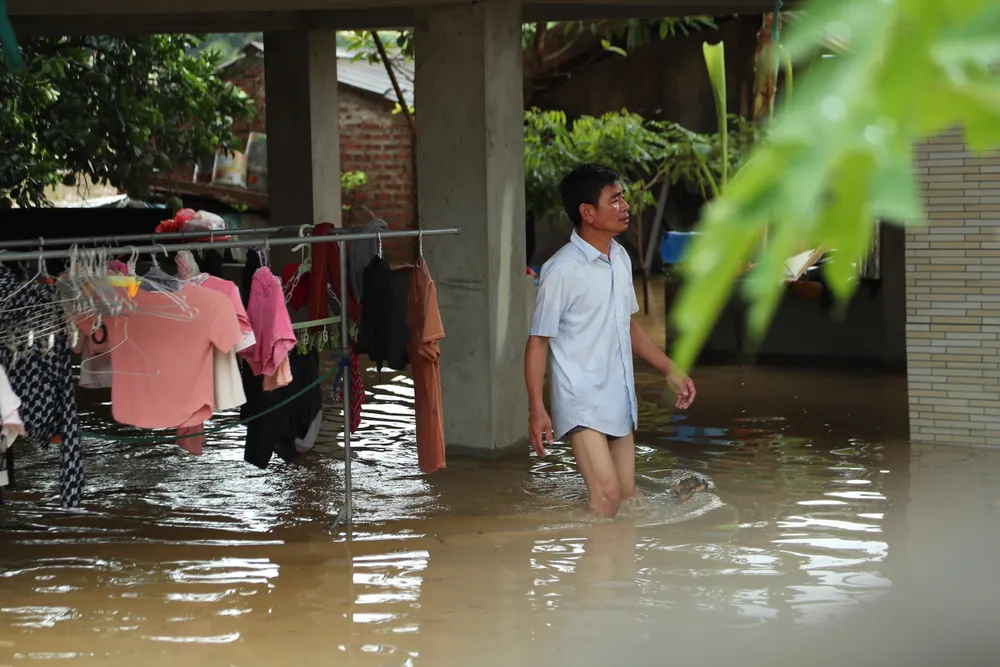 Lũ tràn đê sông Bùi, làm ngập nhiều làng xá, nhà cửa ven sông, khiến cuộc sống của nhiều người dân bị đảo lộn. Ảnh: TP lu-tran-de-song-bui-6.jpg