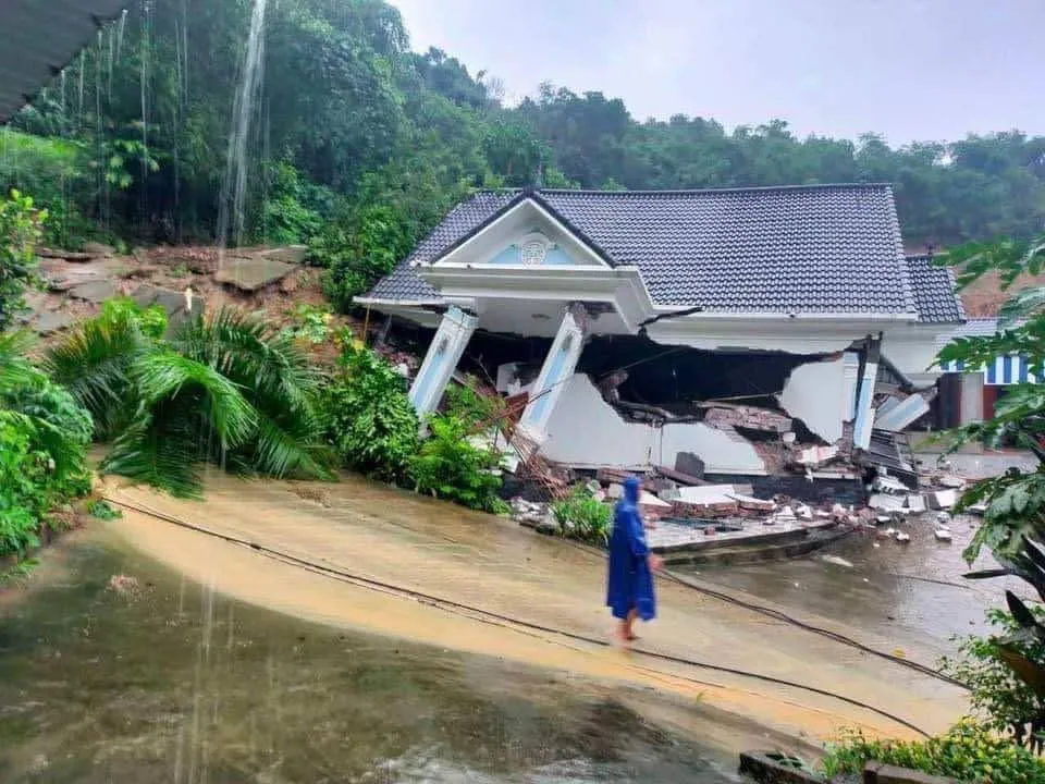 Mưa lớn khiến một căn biệt thự tại huyện Quốc Oai (Hà Nội) bị sập vào sáng nay 24-7. Ảnh: MXH Mưa lớn ở Hà Nội khiến một biệt thự bị sập, 7 người thoát nạn