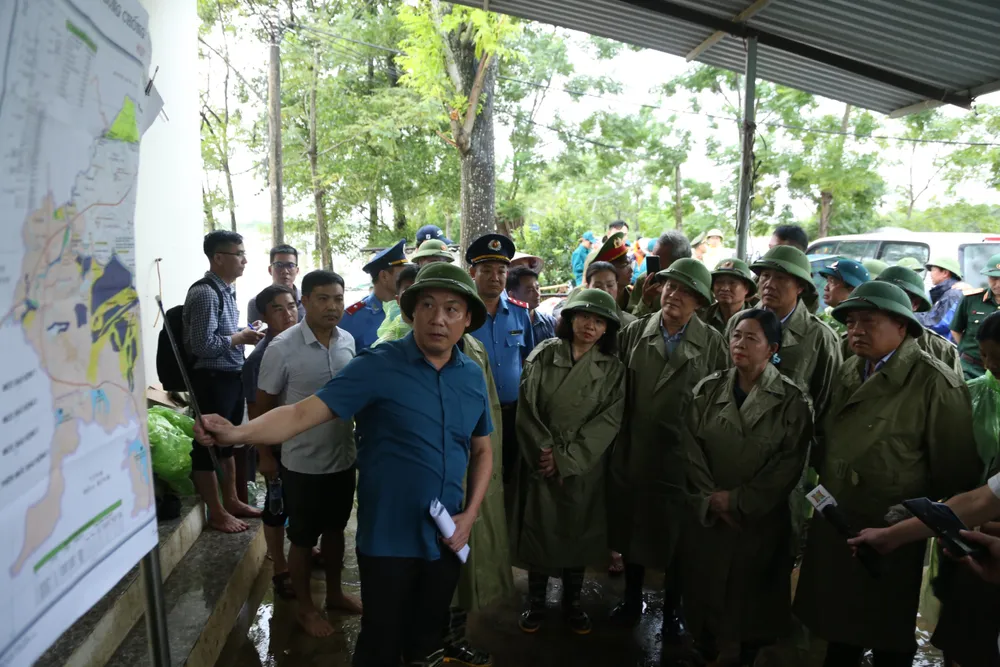 Thường trực Thành uỷ Hà Nội đang nghe báo cáo về tình hình ngập lụt ở huyện Chương Mỹ tại hiện trường. bui-thi-minh-hoai.jpg
