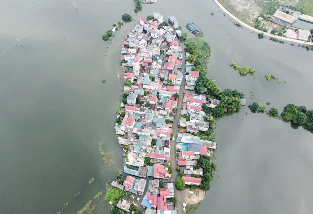 Xóm Bến Vôi, xã Cấn Hữu, huyện Quốc Oai, TP Hà Nội bị cô lập trong lũ 6 ngày qua (Ảnh: Phi Hùng) song-chung-voi-lu-6-ngay4.jpg