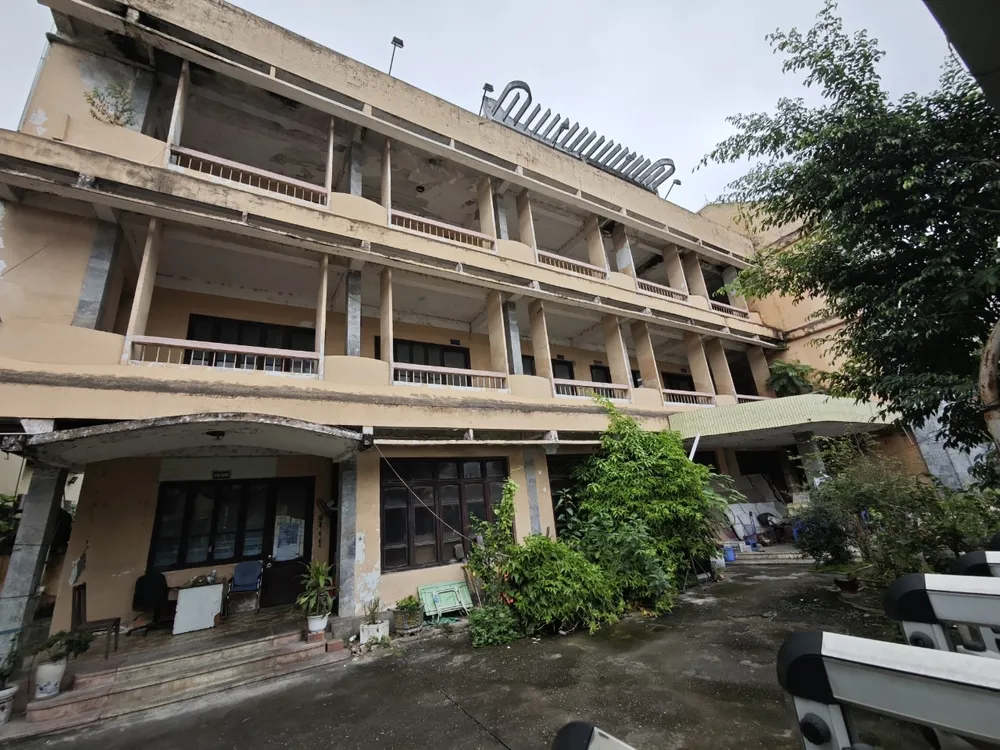 Khuôn viên, trụ sở của Đài phát thanh truyền hình Hà Tây cũ (số 32 Tô Hiệu) bị bỏ hoang, xuông cấp trầm trọng nhiều năm nay. Ảnh: TRỌNG PHÚ pho-tru-so-bo-hoang5.jpg