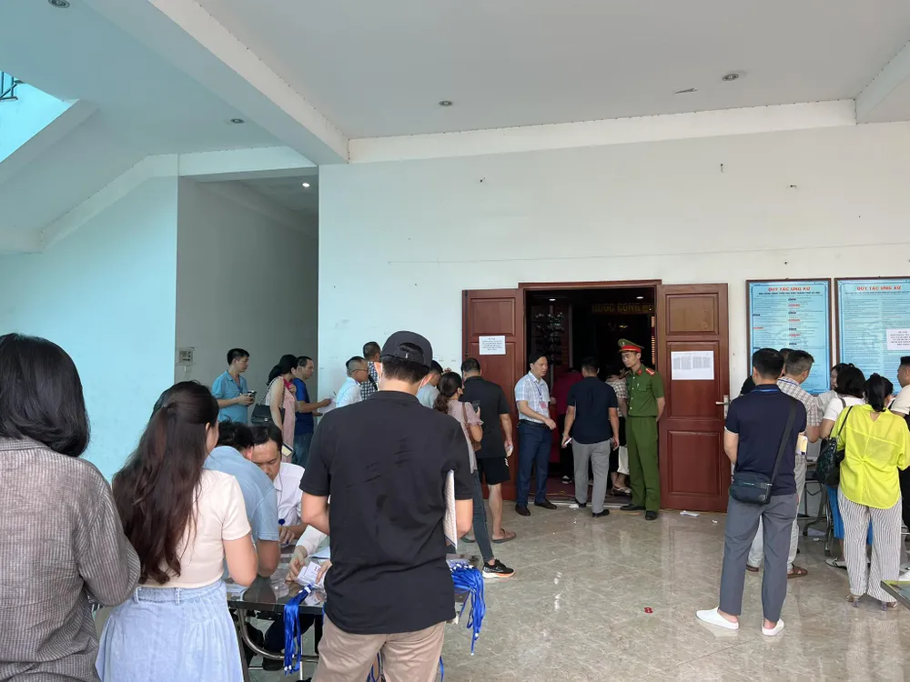 An ninh được thắt chặt tại phiên đấu giá đất. Ảnh: TP dau-gia-19-lo-dat-2.jpg