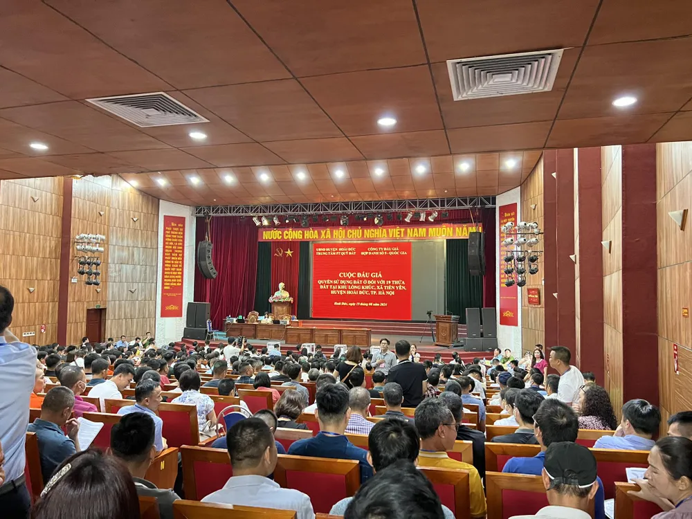 Quang cảnh phiên đấu giá 19 lô đất tại xã Tiền Yên, huyện Hoài Đức, Hà Nội diễn ra sáng 19-8. Ảnh: CTV Quang cảnh phiên đấu giá 19 lô đất tại xã Tiền Yên, huyện Hoài Đức, Hà Nội diễn ra sáng 19-8. Ảnh: CTV