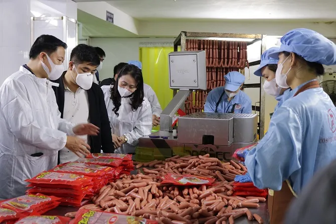 Thành uỷ Hà Nội vừa có chỉ đạo các cơ quan, đơn vị của TP Hà Nội tăng cường các biện pháp đảm bảo an ninh, an toàn thực phẩm trên địa bàn. an toàn thực phẩm ở hà nội