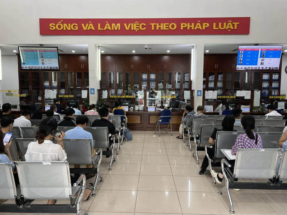 Người dân tham gia nộp hồ sơ nhà đất tại Văn phòng đăng ký đất đai Hà Nội - Ảnh minh hoạ (Ảnh: TP) Những 'điểm sáng' khi Hà Nội lập Trung tâm phục vụ hành chính công