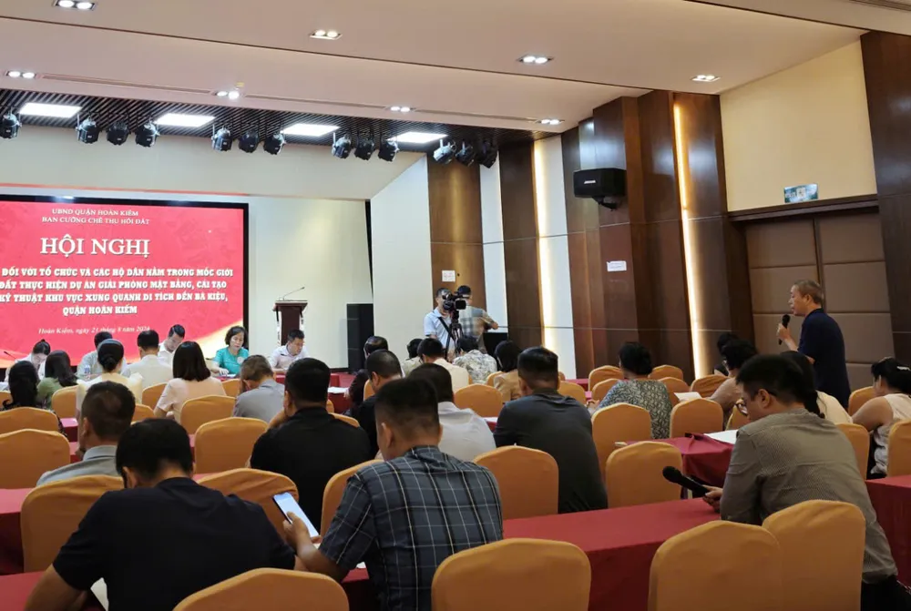 Hội nghị đối thoại giữa chính quyền quận Hoàn Kiếm và người dân, tổ chức bị thu hồi đất, giải phóng mặt bằng để thực hiện dự án tôn tạo di tích đền Bà Kiệu. (Ảnh: TP) den-ba-kieu-doi-thoai.jpg