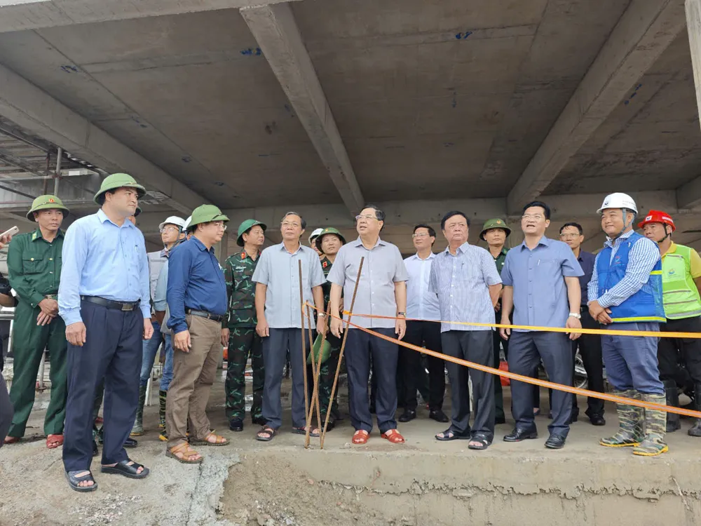 Bộ trưởng Bộ NN&PTNT Lê Minh Hoan kiểm tra công tác ứng phó bão số 3 tại công trường đang thi công nhà máy dệt may JeHong Textile, thuộc khu công nghiệp Rạng Đông, Nghĩa Hưng, Nam Định. (Ảnh: Trọng Phú)