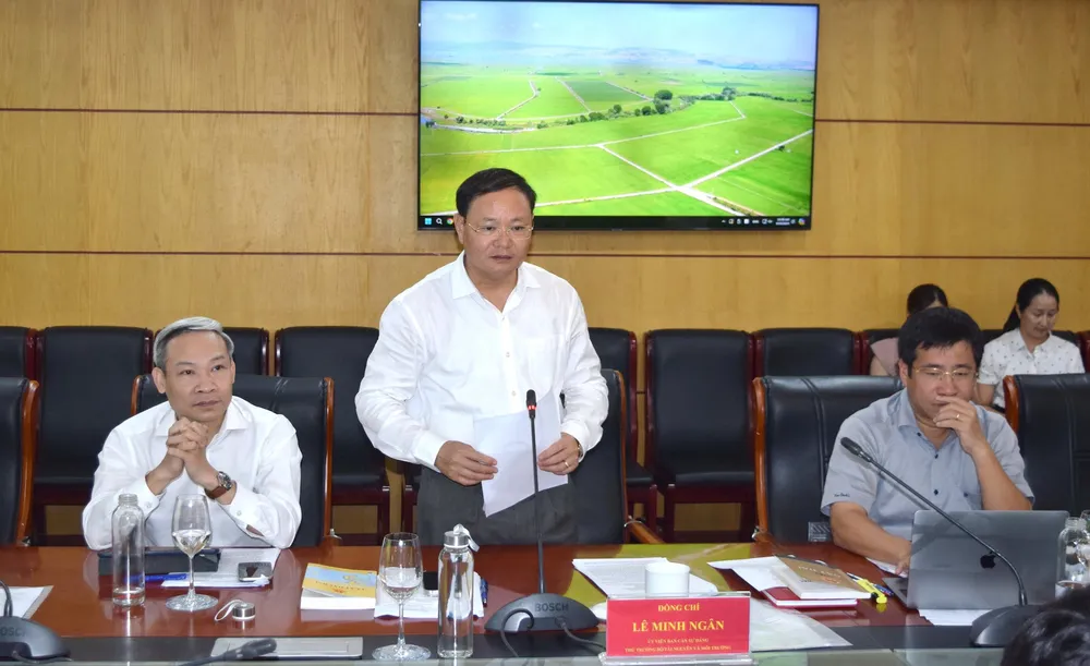 Thứ trưởng Bộ TN&MT Lê Minh Ngân chủ trì cuộc họp với một số bộ ngành, liên quan về việc phối hợp xử lý vướng mắc của UBND TP. HCM về áp dụng bảng giá đất theo Luật Đất đai 2024. bang-gia-dat-tphcm.jpg