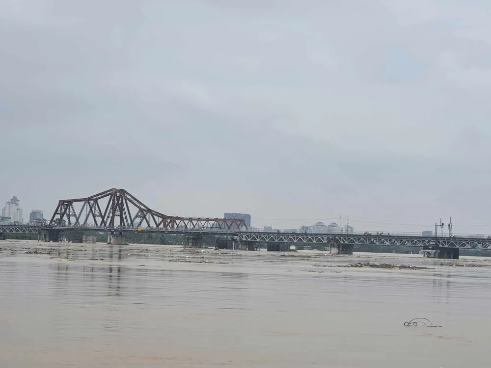 Lũ sông Hồng tại địa phận Hà Nội dâng cao trong những ngày vừa qua khiến khu vực bãi nổi, khu dân cư ngoài đê sông Hồng bị ngập.