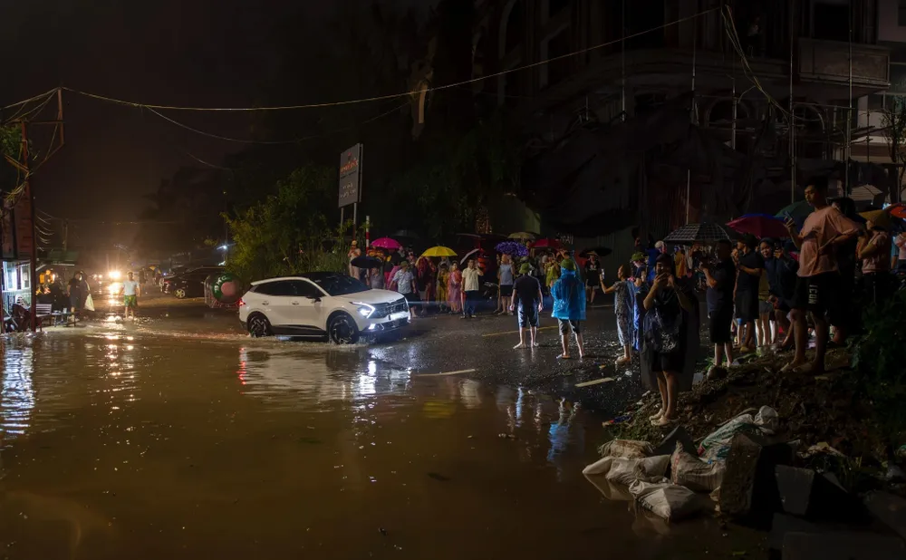 Lũ sông Hồng dâng cao người dân ở khu vực bến Chương Dương Độ phải chạy lũ trong đêm. lu-song-hong-chuong-duong-do.jpg