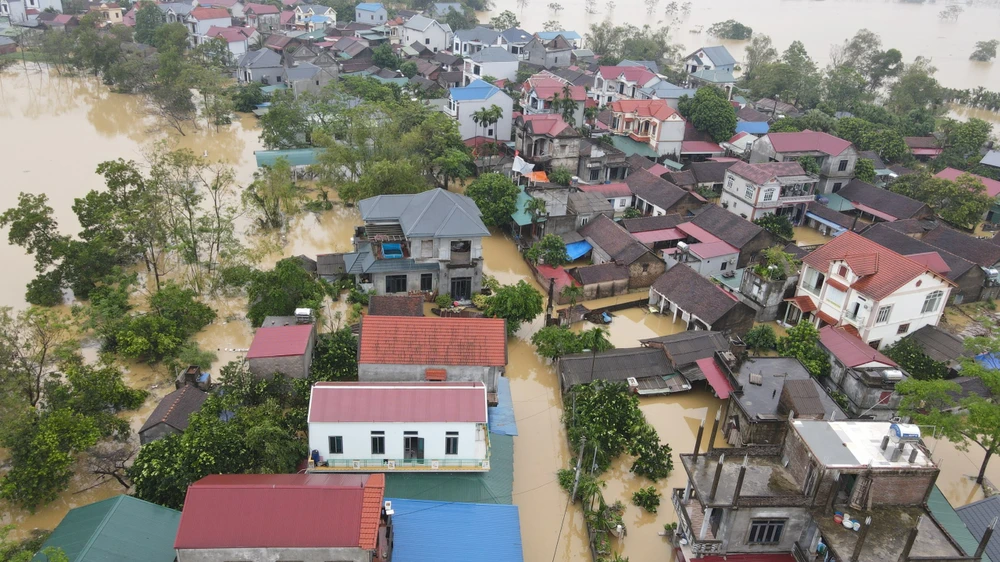 Lũ sông Bùi dâng cao trên mức báo động 3, khiến nước tràn qua đê, gây ngập một số làng xã ven sông Bùi, nhiều nhà cửa, ruộng vườn của người dân bị ngập nước. Ảnh: TP