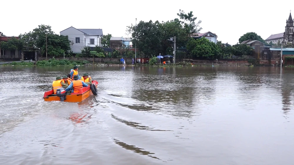 Lực lượng chức năng huyện Thanh Oai, Hà Nội, kiểm tra công tác phòng chống úng ngập do lũ các sông trên địa bàn đang dâng nhanh. Ảnh: CTV