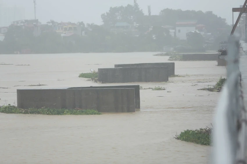 Lũ sông Hồng dâng cao tại khu vực cầu Long Biên gần mức báo động III vào trưa ngày 11-9. Ảnh: Phi Hùng