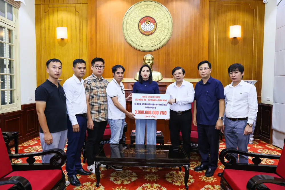 Đại diện Ban Tổ chức liveshow Duy Mạnh - Tuấn Hưng và đại diện 2 nghệ sĩ đã đăng ký trao tặng 3 tỷ đồng ủng hộ đồng bào bị thiệt hại trong bão số 3 thông qua Uỷ ban Trung ương MTTQ Việt Nam. liveshow-duy-manh-tuan-hung.jpg
