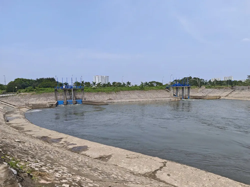 Nước từ nội thành Hà Nội được các tổ máy của Trạm bơm Yên Sở bơm ra kênh thoát nước dẫn ra sông Hồng (Ảnh: Trọng Phú) tram-bom-yen-so-1.jpg