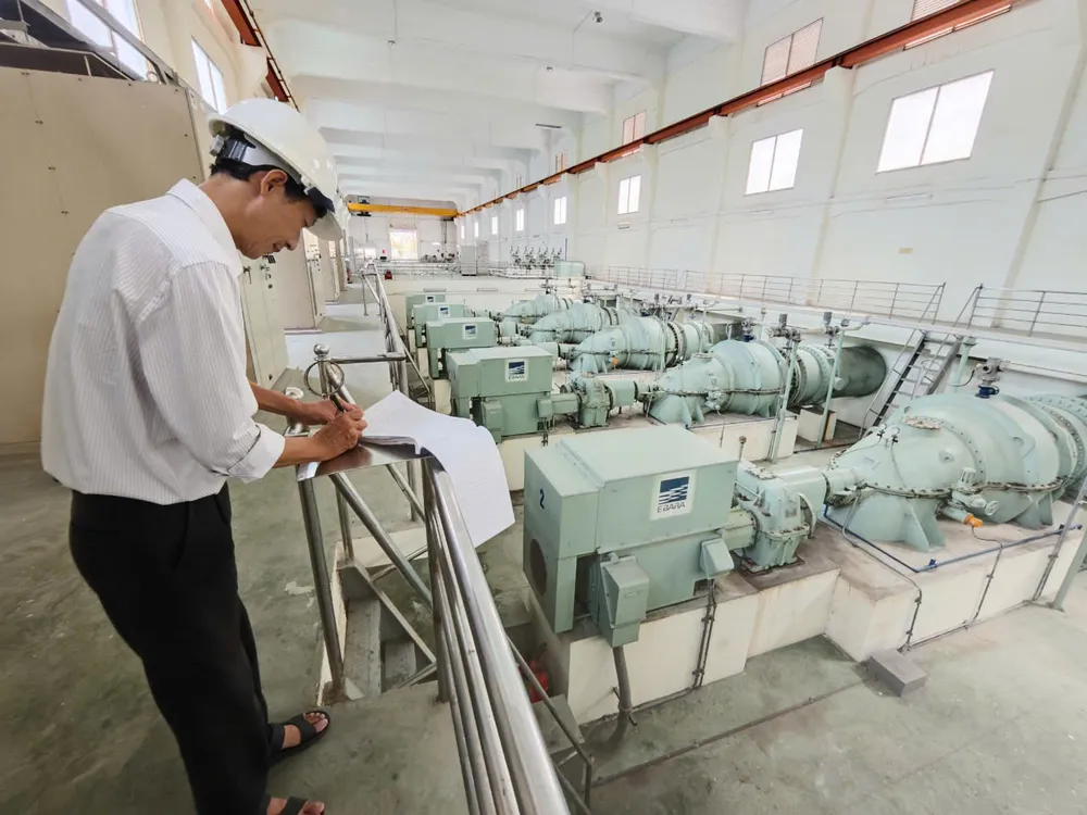 Ông Cao Anh Bình, Trạm trưởng Trạm bơm Yên Sở kiểm tra nhật ký của các tổ máy lúc trưa nay, 16-9. Ảnh: Trọng Phú tram-bom-yen-so-2.jpg