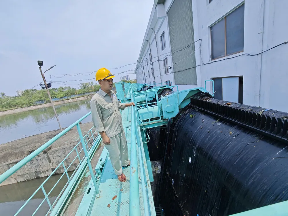 Nhân viên của Trạm bơm Yên Sở kiểm tra hệ thống thu gom, chặn rác thải từ hồ điều hoà lọt vào trạm bơm. (Ảnh: Trọng Phú) tram-bom-yen-so-4.jpg