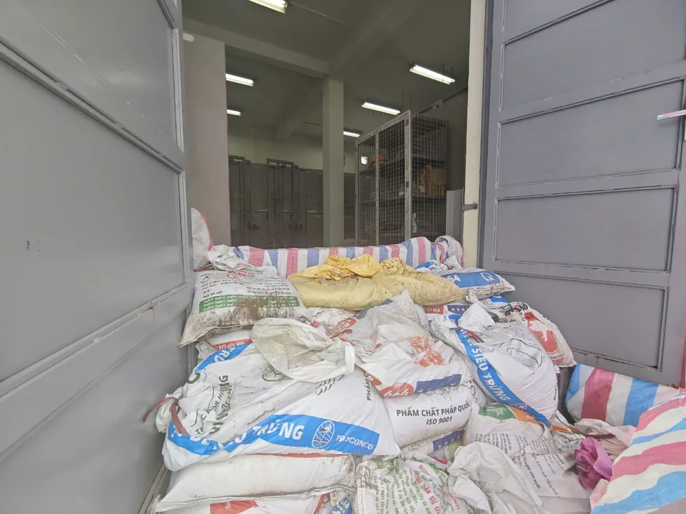 Trong đợt cao điểm của bão số 3, lối vào của Trạm bơm Yên Sở vẫn phải dùng bao cát để hàn lại để đề phòng nước lũ tràn vào khu điều khiển của hệ thống trạm bơm. (Ảnh: Trọng Phú) tram-bom-yen-so-7.jpg