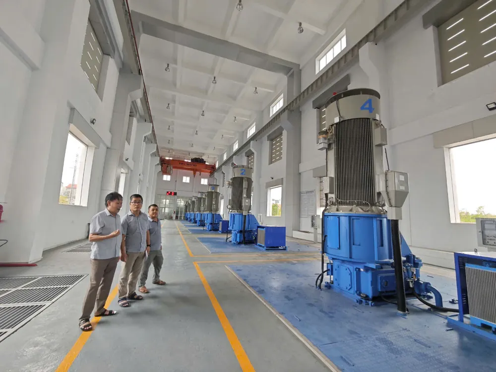 Trạm bơm Yên Nghĩa có 10 tổ máy, mỗi tổ máy có công suất 12 m3/s (tổng công suất là 120 m3/s) nhưng mới chỉ chạy tối đa được 7 tổ máy do thiếu nước. Ảnh: Trọng Phú tram-bom-yen-nghia-2.jpg