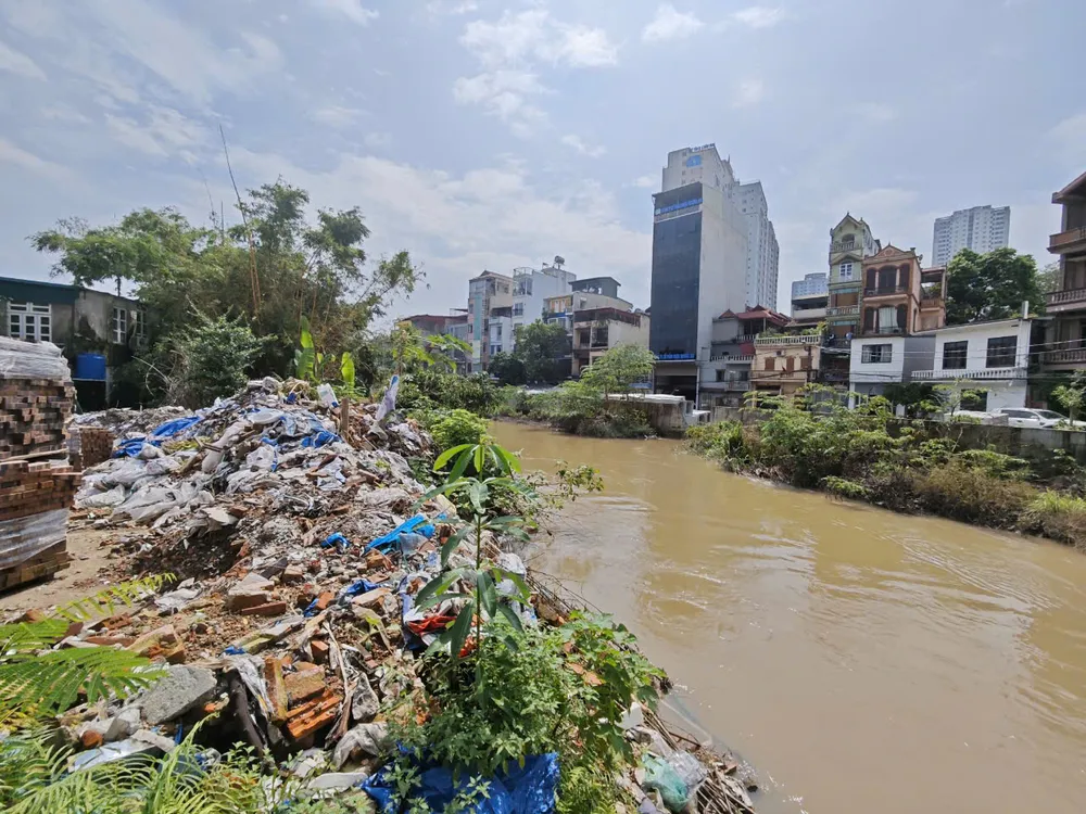 Kênh dẫn nước La Khê (đoạn qua phường Quang Trung và phường Hà Cầu (quận Hà Đông, Hà Nội) ngổn ngang rác thải. Kênh dẫn nước bị chậm tiến độ nhiều năm, hai bờ kênh vẫn chưa cứng hoá được vì không có mặt bằng sạch. (Ảnh: Trọng Phú) tram-bom-yen-nghia-4.jpg