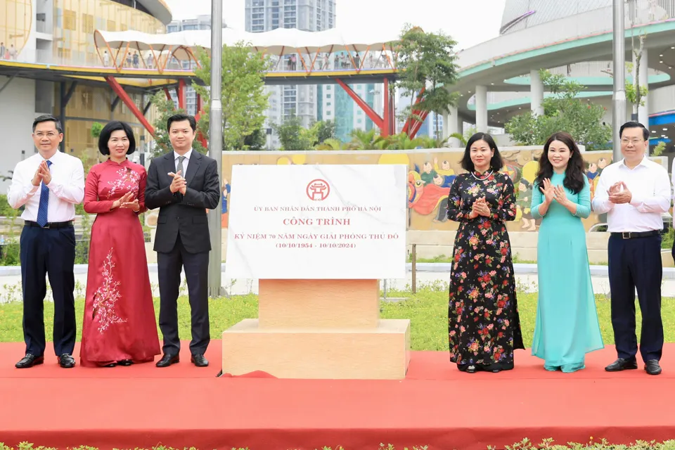 Phó Bí thư Thành uỷ Hà Nội Nguyễn Thị Tuyến cùng lãnh đạo TP gắn biển công trình Cung Thiếu nhi Hà Nội là công trình chào mừng Kỷ niệm 70 năm Ngày Giải phóng Thủ đô. cung-thieu-nhi-ha-noi-2.jpg