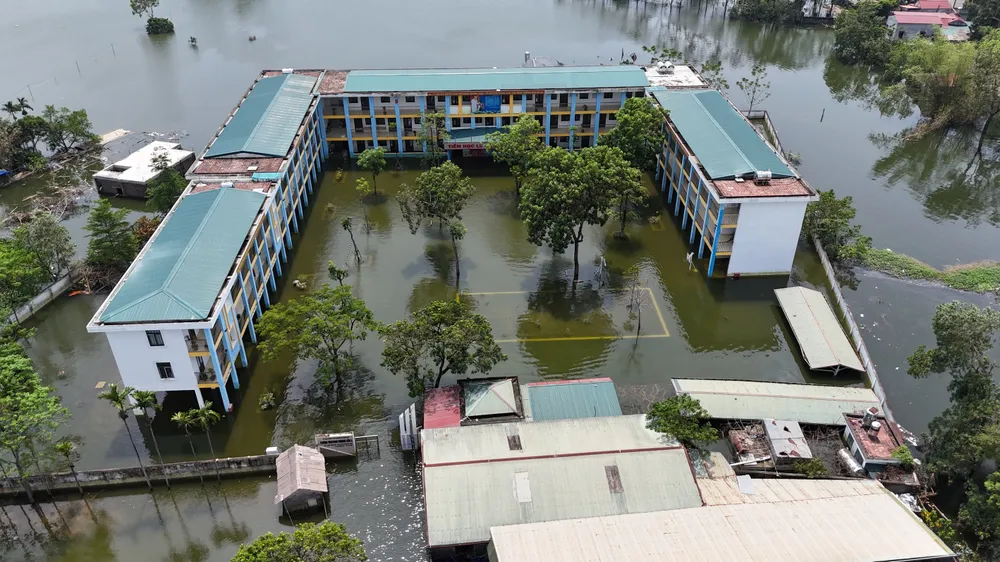 Trường THCS Nam Phương Tiến A bị ngập, học sinh phải nghỉ học. (Ảnh: Trọng Phú) ron-lu-cua-Ha-Noi-1.JPG