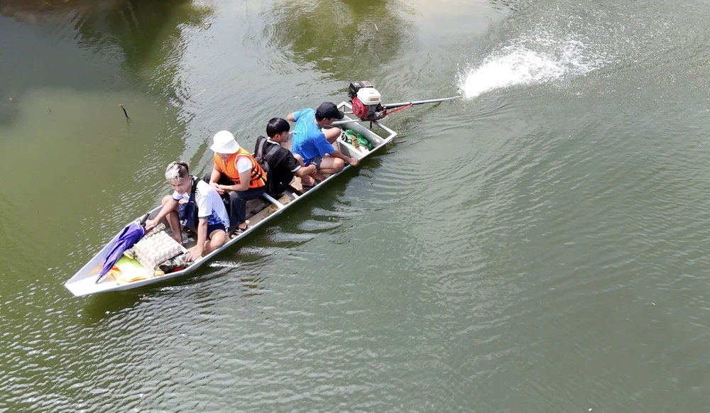 Đường xá bị ngập trong nước, mọi hoạt động đi lại của người dân phải sử dụng thuyền, xuồng, bè... (Ảnh: Trọng Phú) ron-lu-cua-Ha-Noi-10.jpg