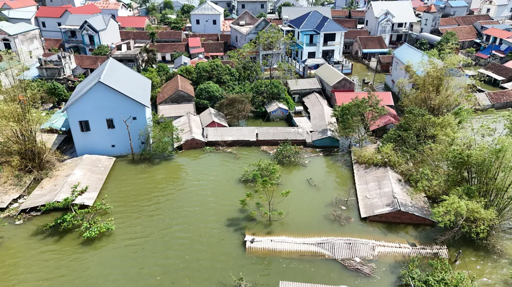 Có nơi nước lũ ngập sát mái nhà (Ảnh: Trọng Phú) ron-lu-cua-Ha-Noi-5.JPG