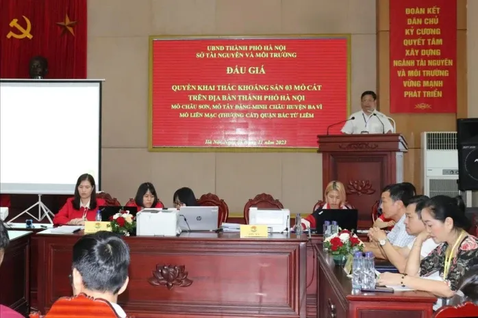 Phiên đấu giá ba mỏ cát gồm Thượng Cát (quận Bắc Từ Liêm), Tây Đằng - Minh Châu (huyện Ba Vì) và mỏ Châu Sơn (huyện Ba Vì) với giá trúng đấu giá cao gấp hàng trăm lần so với giá khởi điểm.