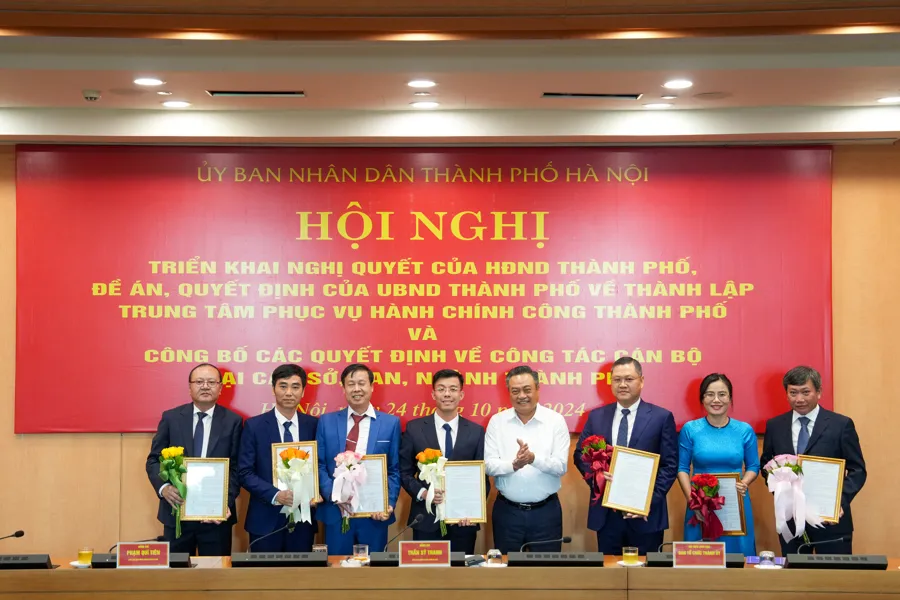 Chủ tịch UBND TP Hà Nội Trần Sỹ Thanh trao các quyết định điều động, bổ nhiệm cán bộ. cong-tac-can-bo.jpeg