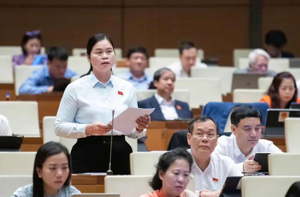 Đại biểu Ma Thị Thuý (đoàn Tuyên Quang) đồng tình với việc triển khai dự án đường sắt tốc độ cao Bắc Nam.