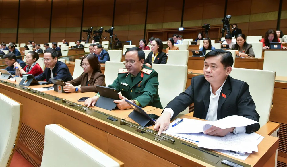 Các đại biểu Quốc hội bấm nút thông qua dự thảo Luật Phòng, chống mua bán người (sửa đổi). Ảnh: PHẠM THẮNG Mới: Phát tán nội dung khiêu dâm trên Internet cũng bị coi là bóc lột tình dục