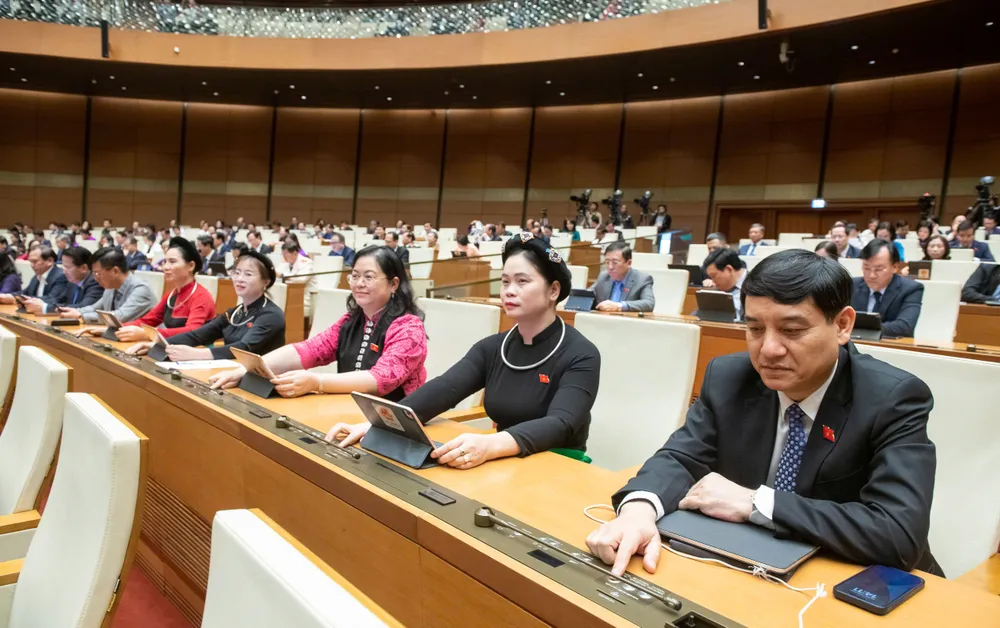 Các đại biểu Quốc hội biểu quyết thông qua Nghị quyết về thí điểm thực hiện dự án nhà ở thương mại thông qua thỏa thuận về nhận quyền sử dụng đất hoặc đang có quyền sử dụng đất. Quốc hội cho thí điểm mở rộng quyền sử dụng đất với dự án nhà ở thương mại