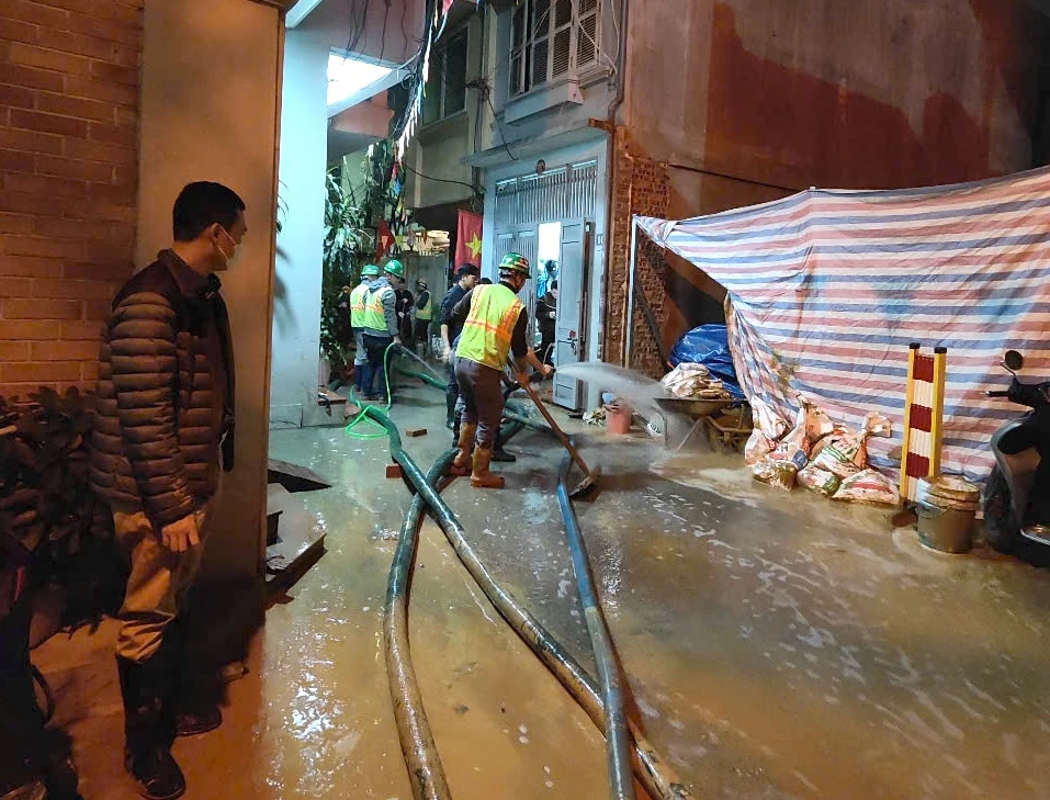 Sự cố suối bùn phun vào khu dân cư ngõ số 7, Giang Văn Minh (phường Kim Mã, quận Ba Đình, Hà Nội) đã được khắc phục xong vào 21 giờ ngày 20-2.