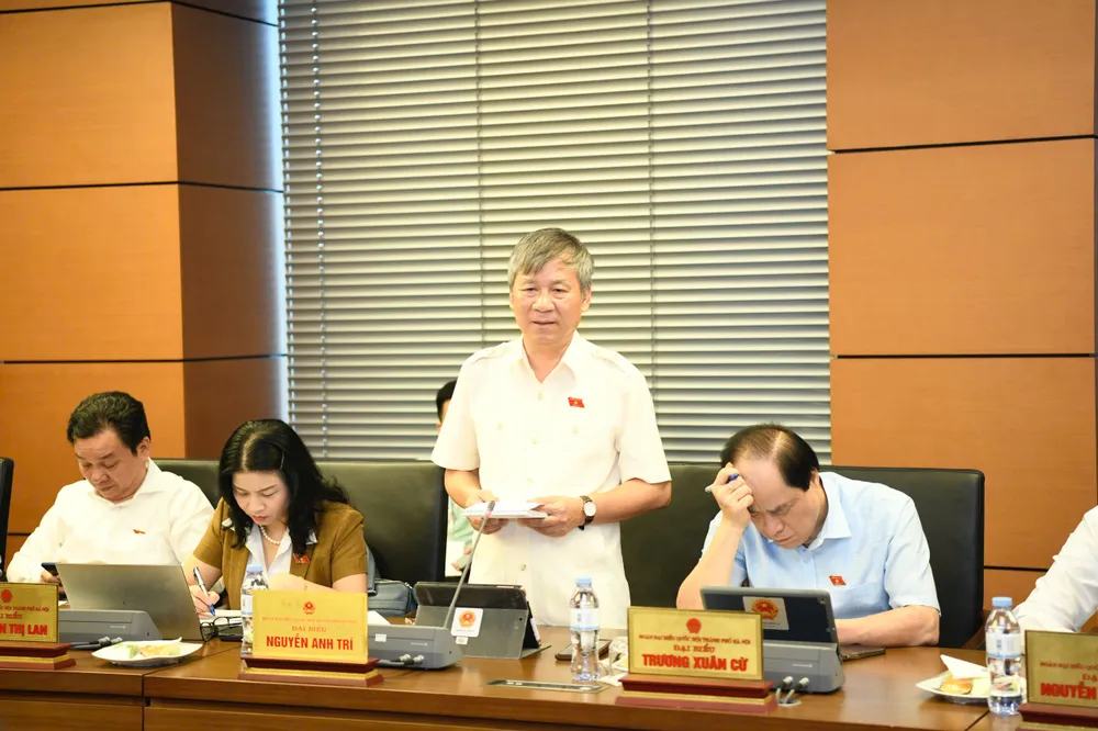 ĐBQH: Nhiều mâm cơm ở các bữa tiệc giá vài tạ thóc nhưng ăn thì ít mà đổ bỏ thì nhiều