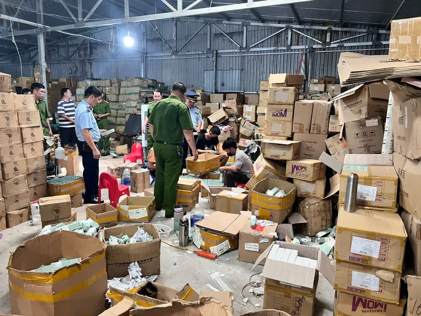 Cơ quan chức năng tại Hà Nội kiểm tra 1 kho hàng chứa trên 20 tấn mỹ phẩm, kem đánh răng hết hạn sử dụng đang in, dập hạn sử dụng mới vào tháng 7-2024. Ảnh: plo.vn gian-lan-thuong-mai.jpg