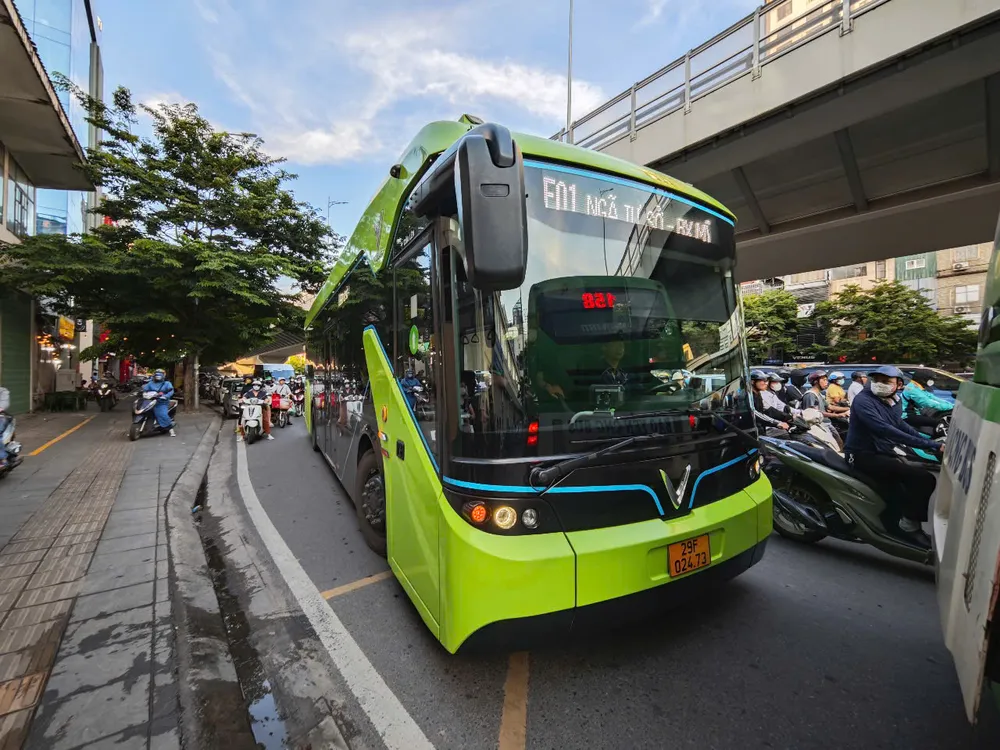 Xe buýt điện lưu thông trên đường phố Hà Nội. Ảnh: Trọng Phú xe-buyt-dien.jpg