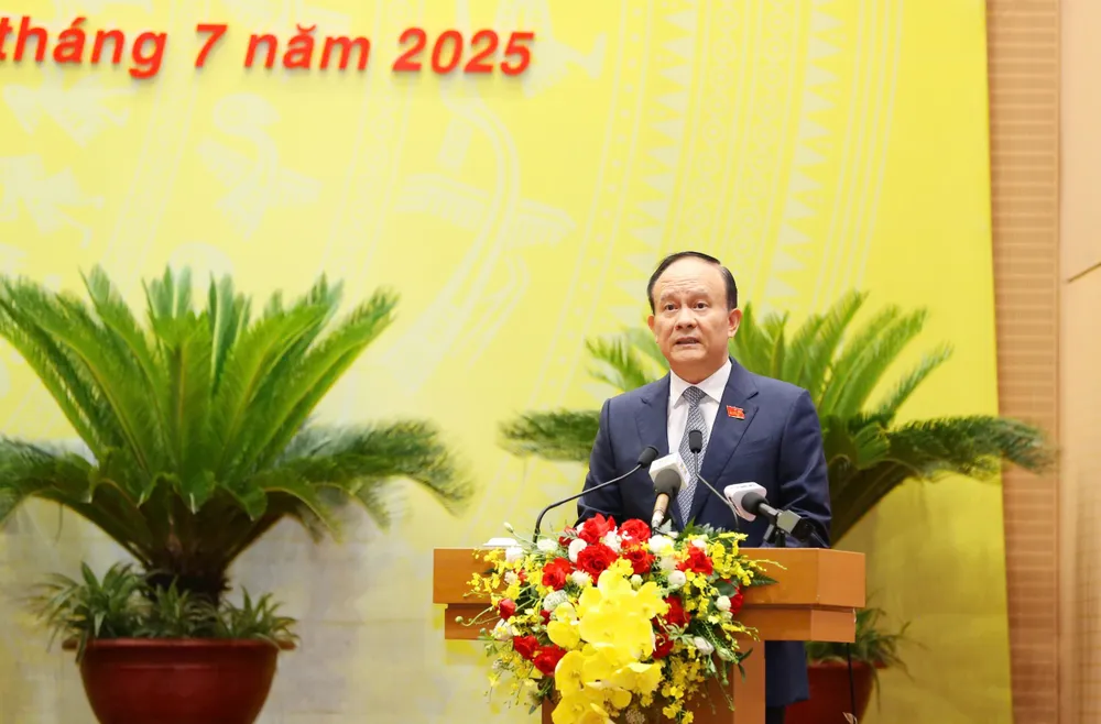 Chủ tịch HĐND TP Hà Nội Nguyễn Ngọc Tuấn báo cáo tại kỳ họp. bi-thu-thanh-uy-ha-noi-tuan.jpg