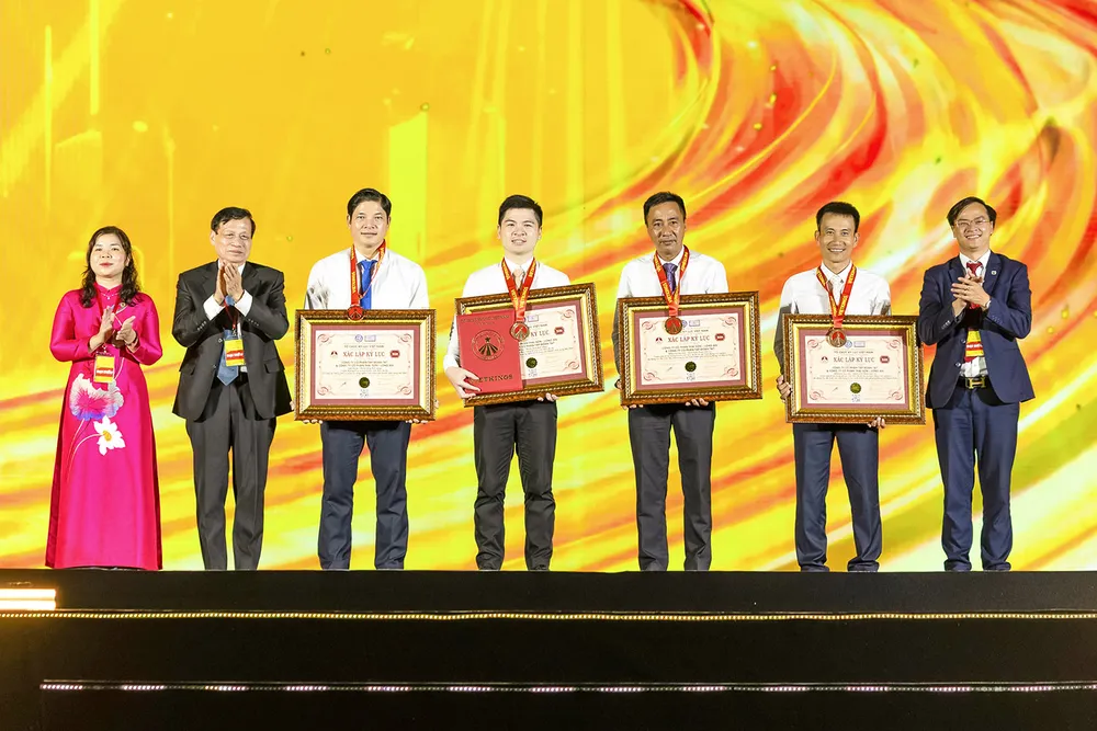 Tổ chức Kỷ lục Việt Nam (VietKings) đã trao Kỷ lục quốc gia cho 2 hạng mục đặc biệt của Thành phố Thiên niên kỷ T&amp;T City Millennia, bao gồm: Tuyến phố đi bộ Millennia Journey và Dòng sông Ánh sáng.