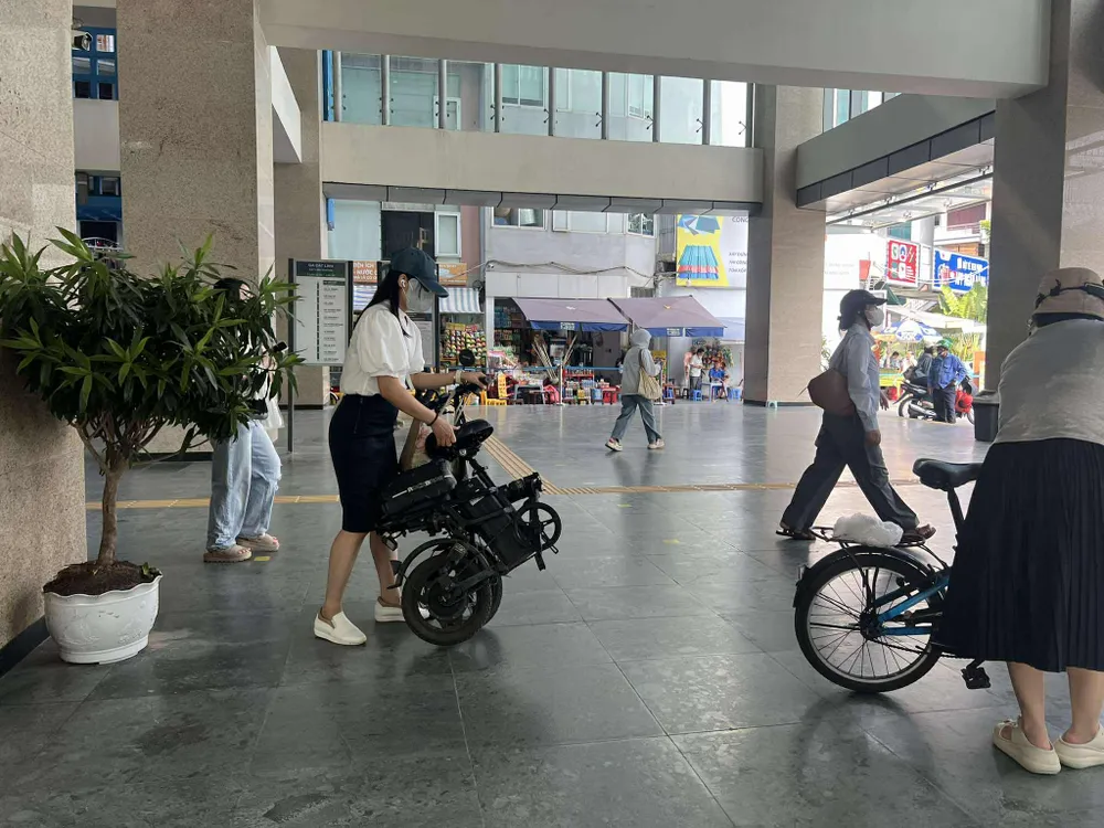 Hà Nội Metro xin lỗi hành khách về thông tin cấm mang xe đạp điện lên tàu