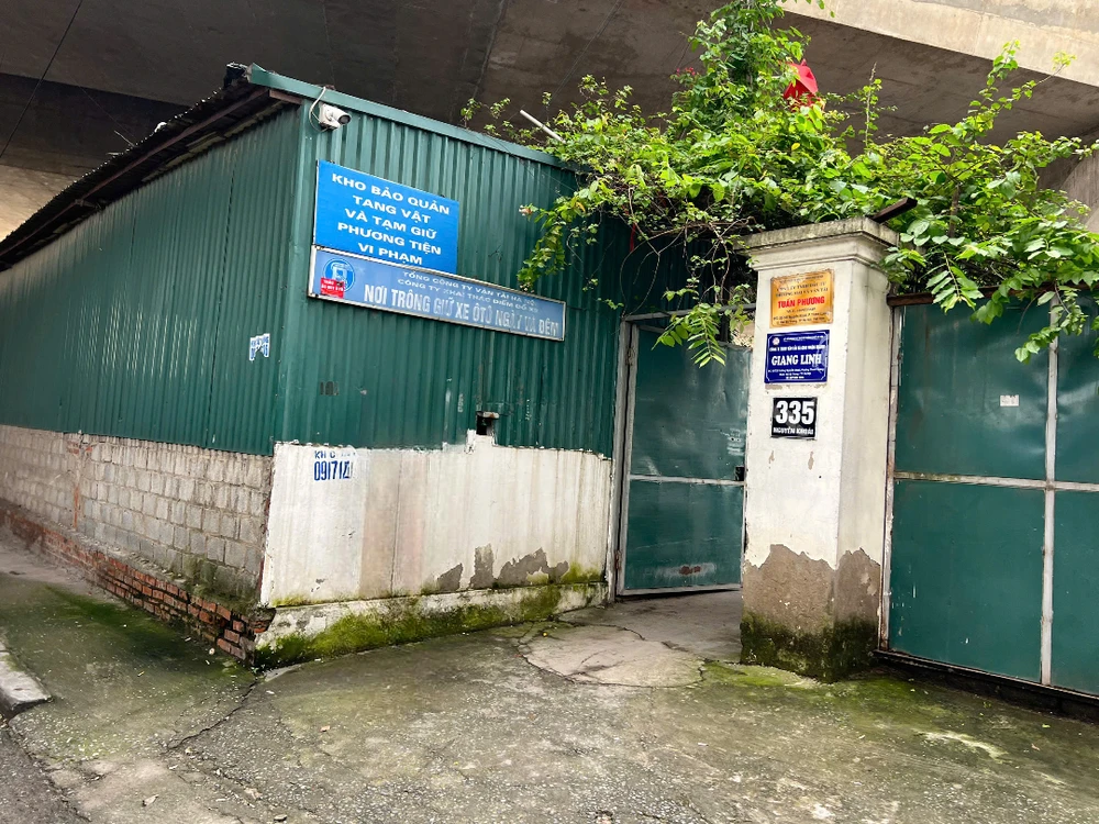 Khu vực xảy ra cháy là bãi xe được quây tôn, treo biển của nhiều đơn vị, trong đó có Công ty Khai thác điểm đỗ xe thuộc Tổng công ty Vận tải Hà Nội.