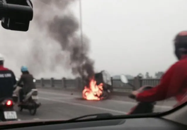 Xe máy bất ngờ bốc cháy ngùn ngụt trên đường ảnh 1 Xe máy bất ngờ bốc cháy ngùn ngụt trên đường ảnh 1