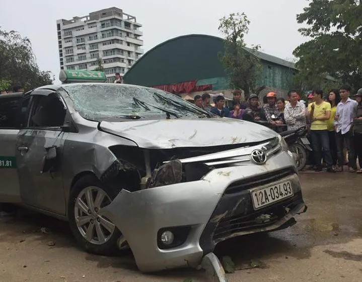 Taxi lao xuống hồ, 4 người trong xe chết thảm ảnh 2 Taxi lao xuống hồ, 4 người trong xe chết thảm ảnh 2