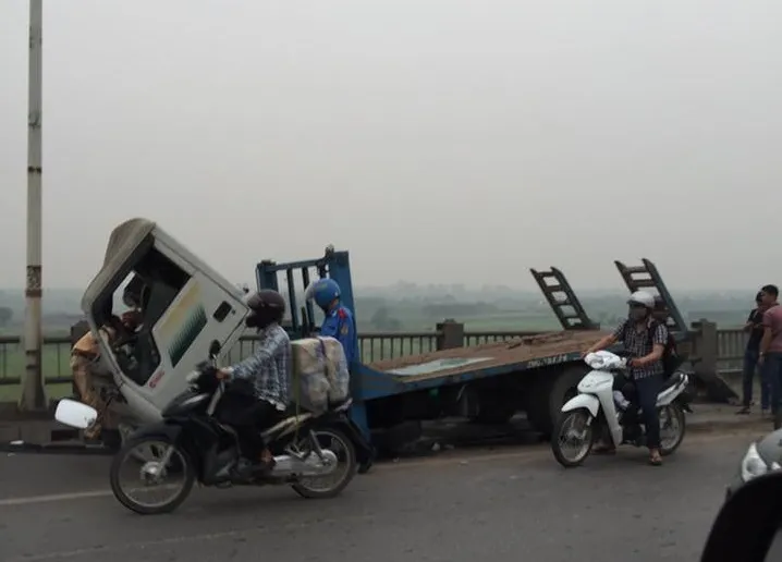 Xe tải húc văng hơn 20 m lan can cầu Vĩnh Tuy, kẹt xe hàng giờ ảnh 2 Xe tải húc văng hơn 20 m lan can cầu Vĩnh Tuy, kẹt xe hàng giờ ảnh 2