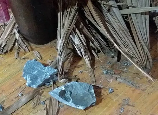 Nổ mìn khai thác đá khiến 4 người nhập viện, nhiều ngôi nhà thủng mái ảnh 2 Nổ mìn khai thác đá khiến 4 người nhập viện, nhiều ngôi nhà thủng mái ảnh 2