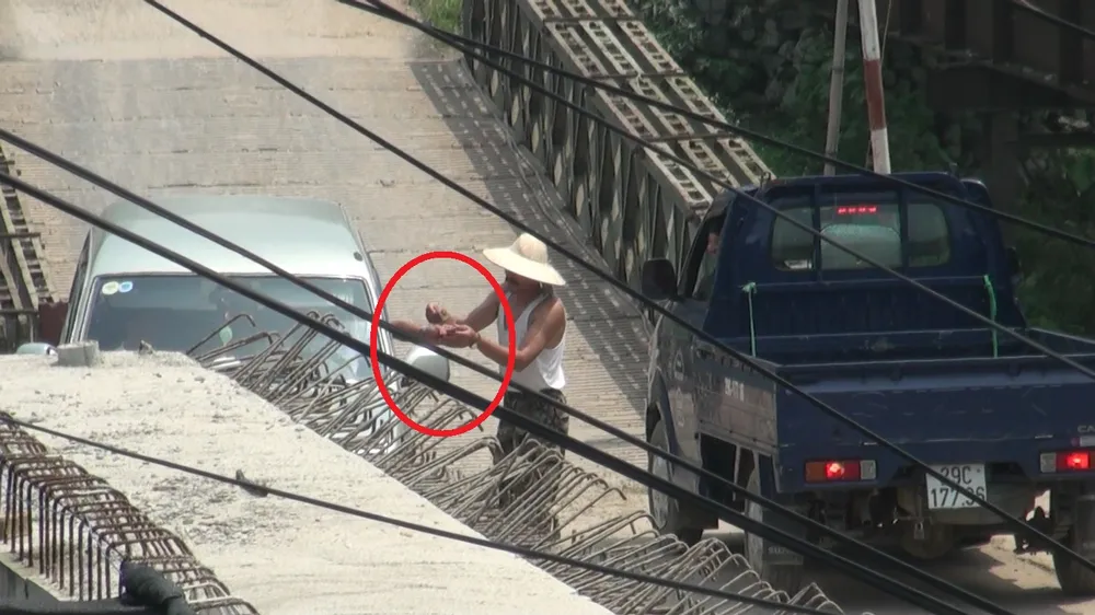 Chùm ảnh: 7 năm xây chưa xong 200 m cầu, còn đi thu phí ‘lụi’ ảnh 8 Chùm ảnh: 7 năm xây chưa xong 200 m cầu, còn đi thu phí ‘lụi’ ảnh 8