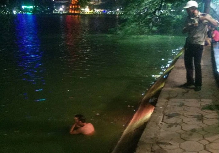 Ba thanh niên thi bơi ở Hồ Gươm và cái kết bất ngờ ảnh 1