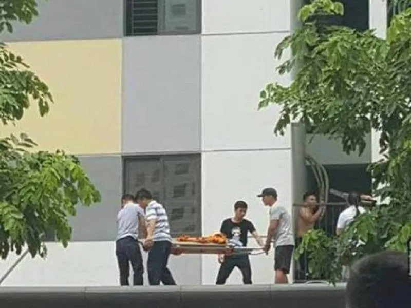 Cháu bé xấu số tử vong sau khi rơi từ tầng 11 Vụ việc đau lòng xảy ra khoảng 11h giờ trưa nay (15-)7, tại toà nhà Rainbow 