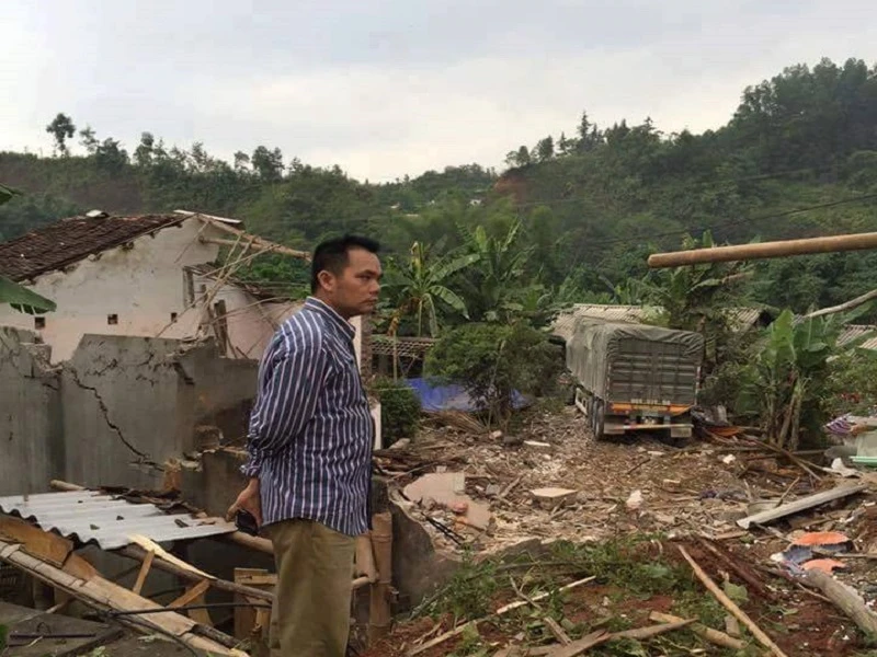 Hai xe chở vôi đâm sập 3 nhà dân ở Cao Bằng ảnh 1