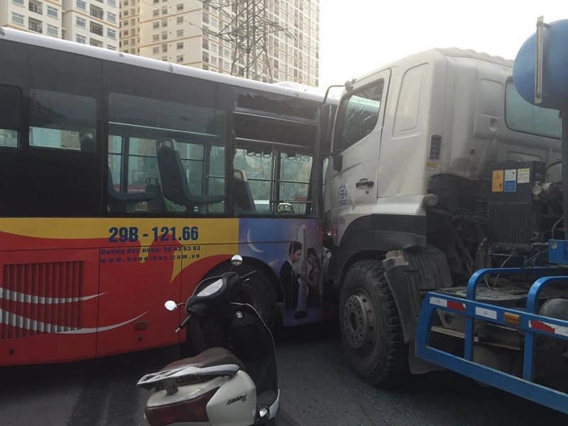 Vụ tai nạn khiến một số hành khách bị thương, chiếc xe buýt hư hỏng nặng phần hông (ảnh: Tuan Anh Pham)